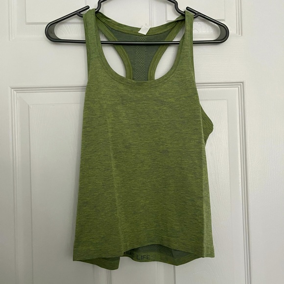 Green lululemon slightly cropped tank top size 8 - Picture 1 of 3